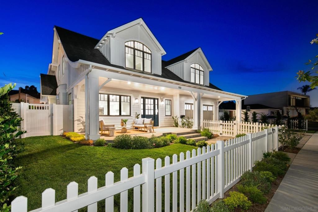 Backyard, Exterior, Facade, Farmhouse