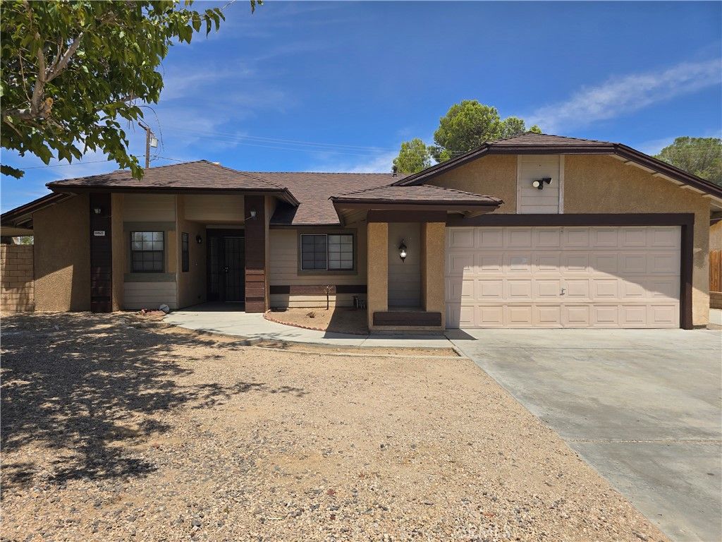 Attached, Exterior, Facade, Ranch