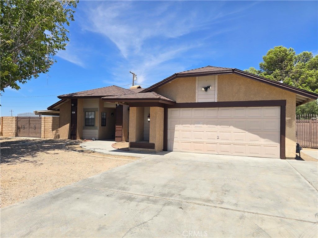 Attached, Exterior, Facade, Ranch