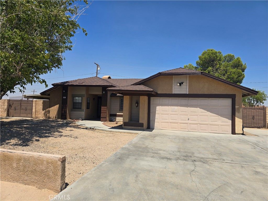 Attached, Exterior, Facade, Ranch