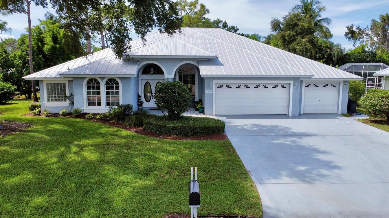 Attached, Exterior, Facade, Ranch