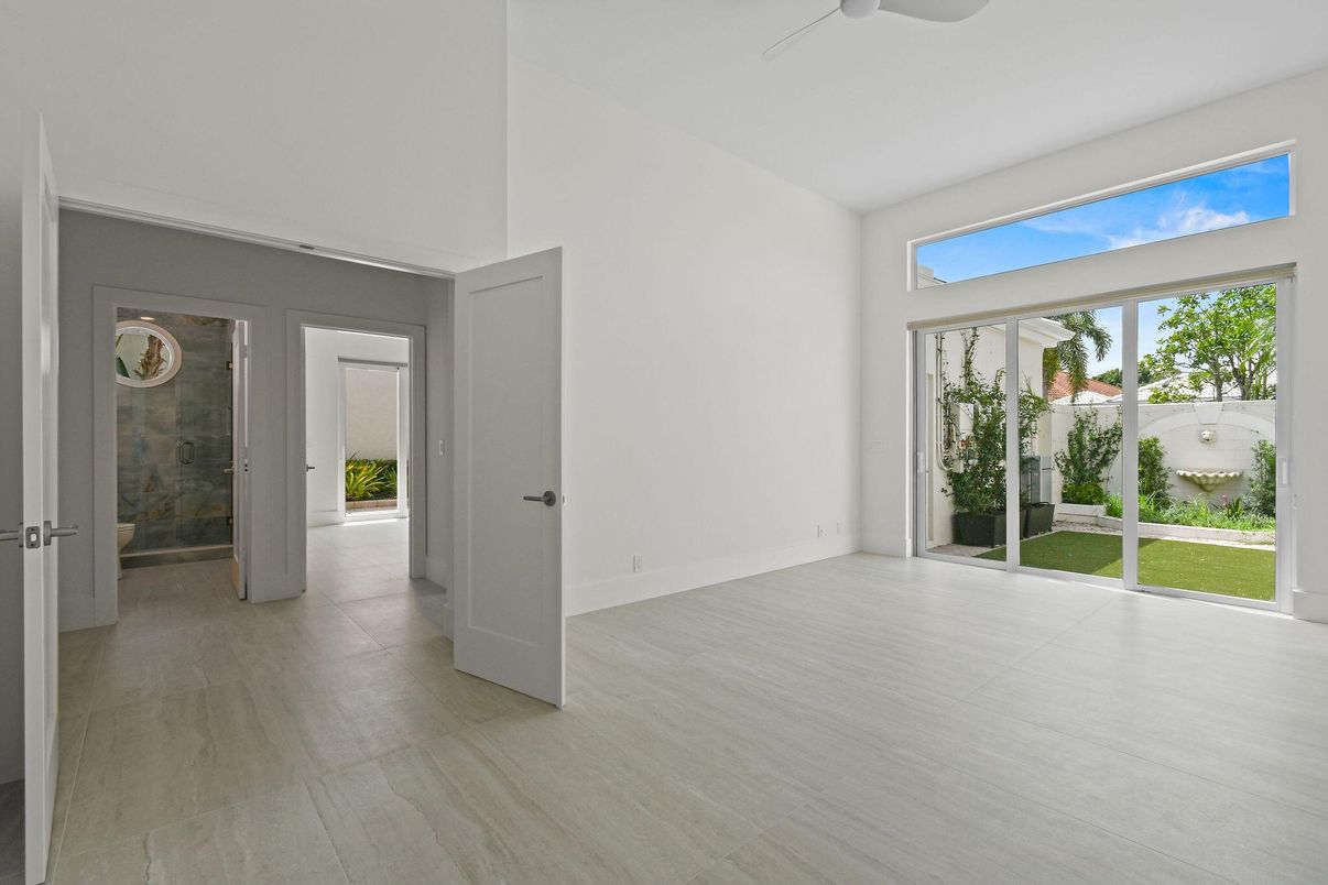Empty room, Interior