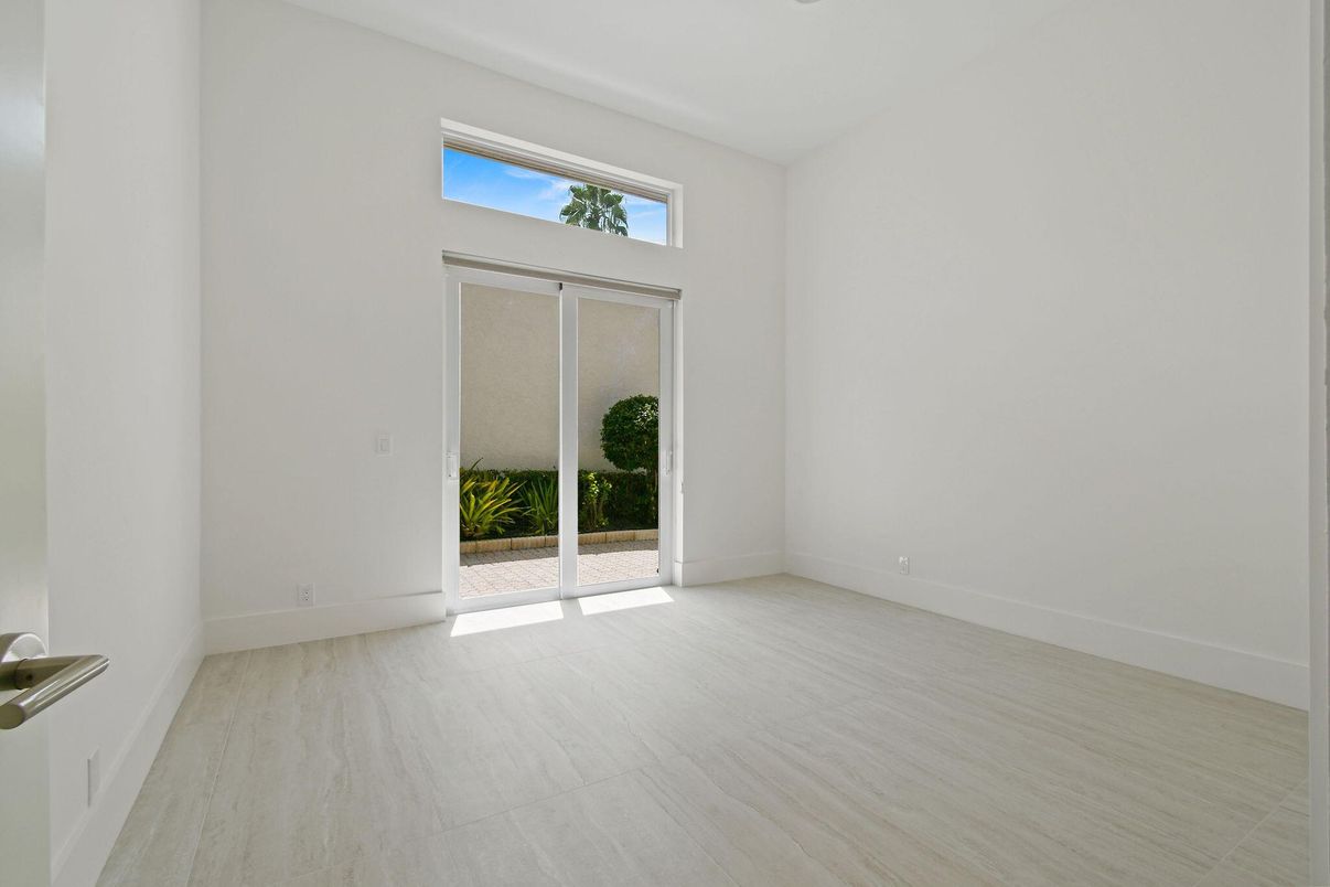 Empty room, Interior