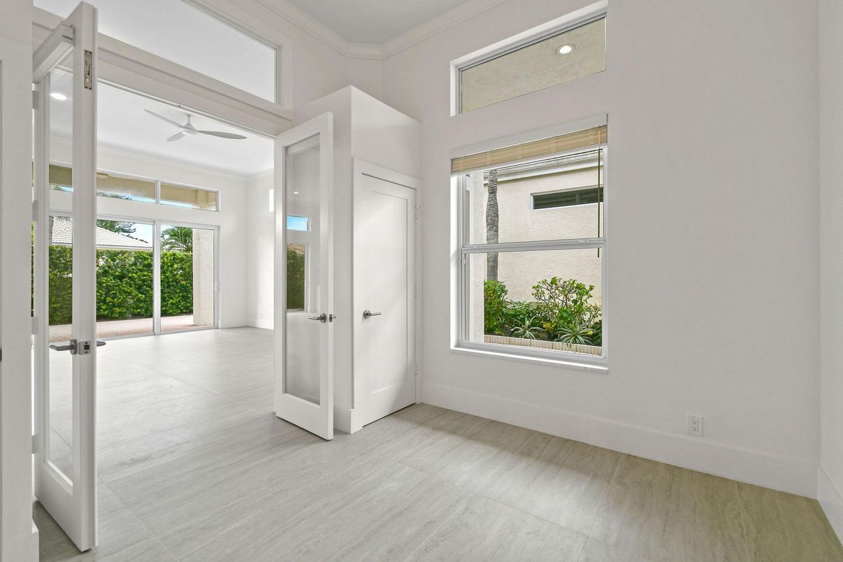Empty room, Interior, Recessed Lighting