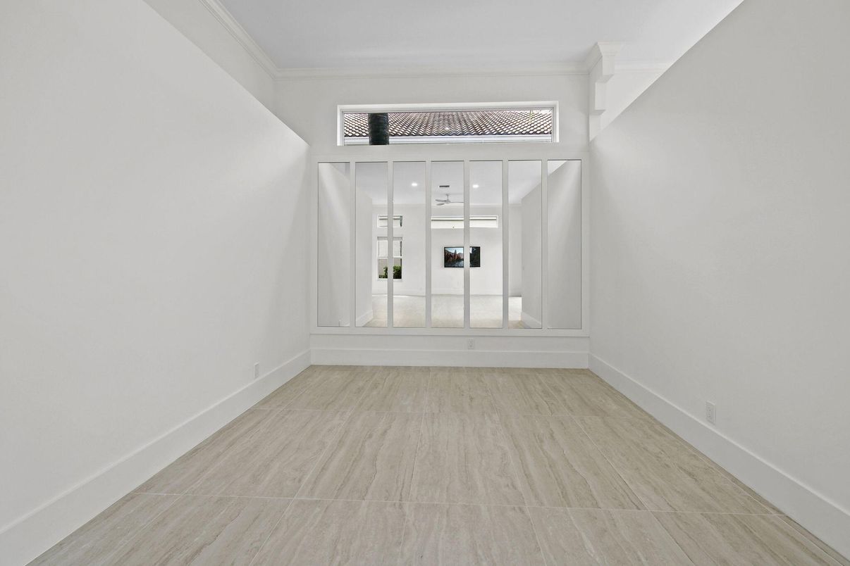 Empty room, Interior