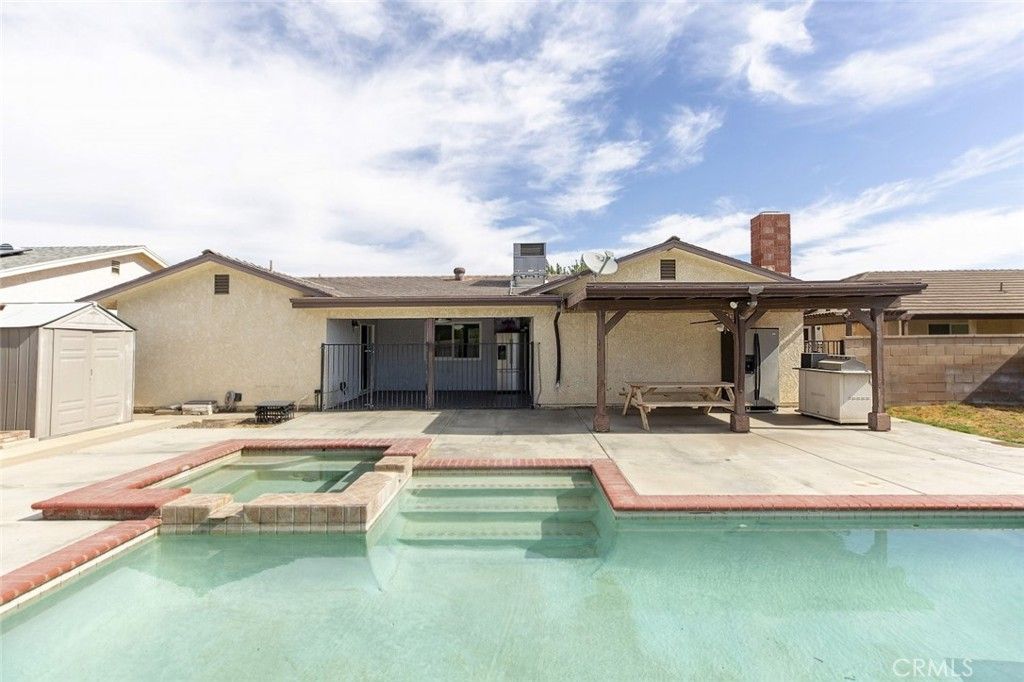 Exterior, Pool