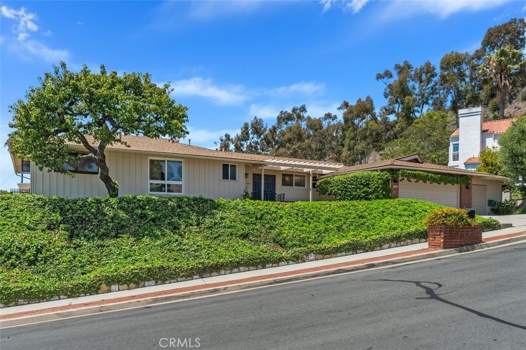 Attached, Exterior, Facade, Ranch