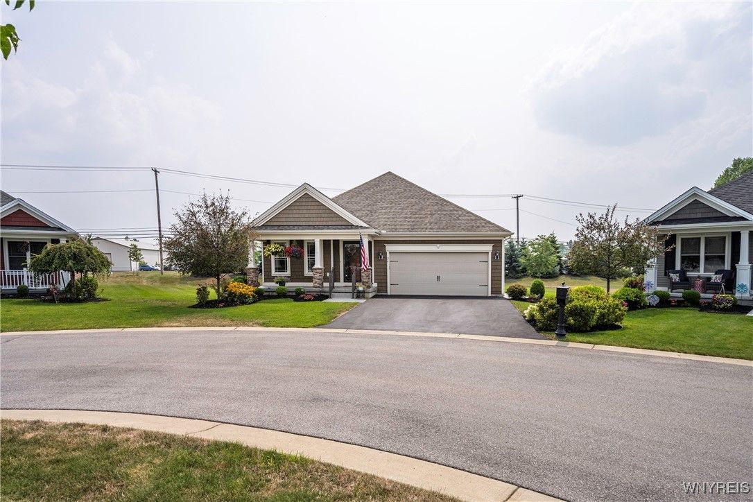 Attached, Exterior, Facade, Ranch