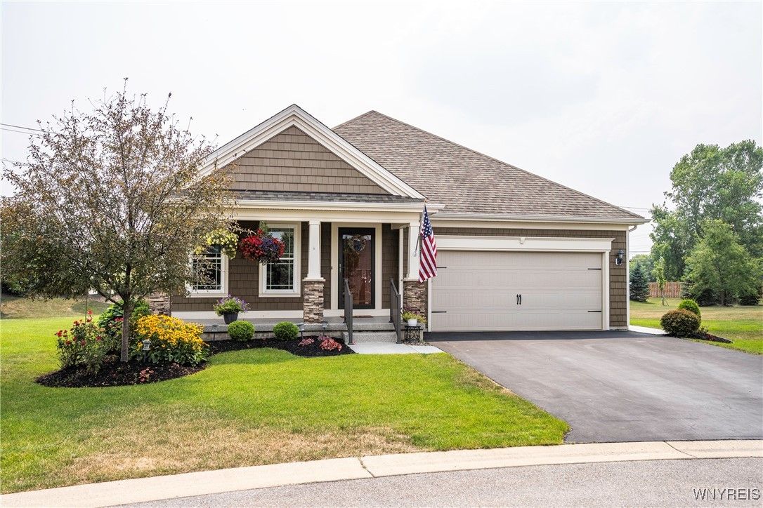Attached, Exterior, Facade, Ranch