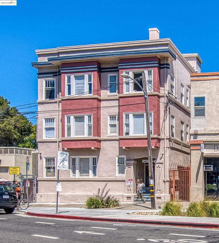 Exterior, Facade, Rowhouse