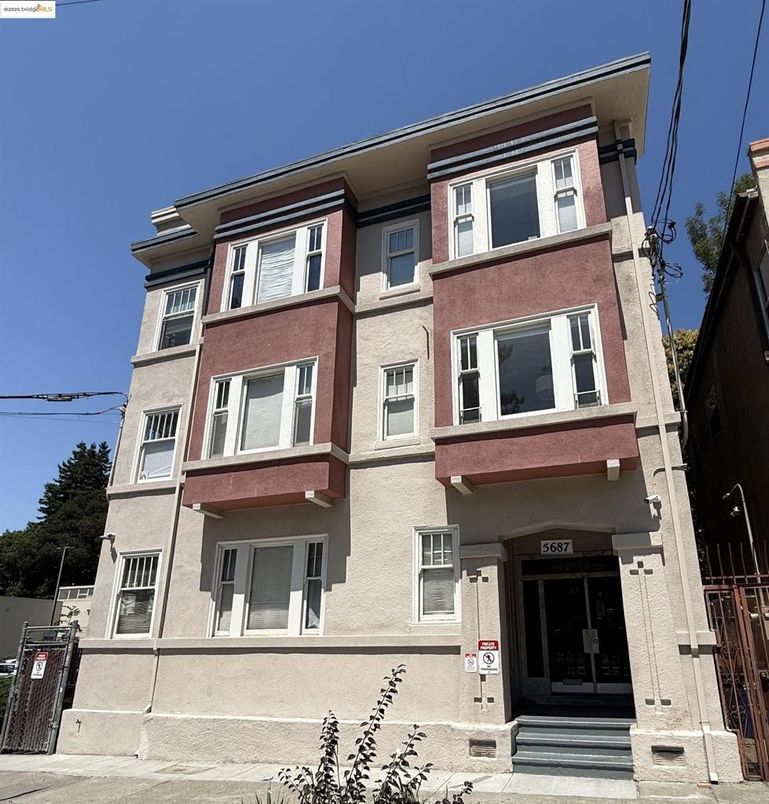Exterior, Facade, Rowhouse