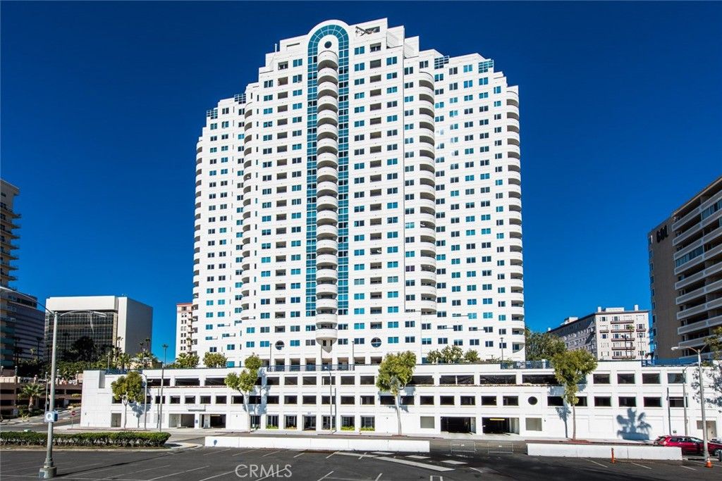 Exterior, Facade, Highrise