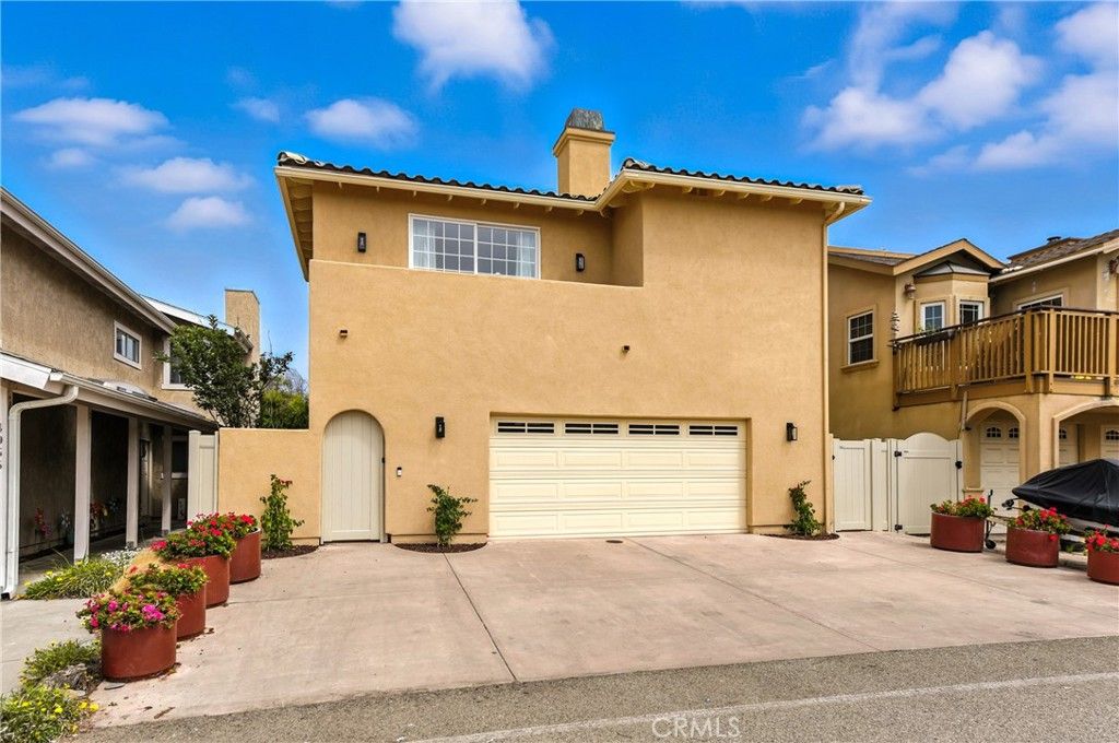 Attached, Exterior, Facade, Mediterranean