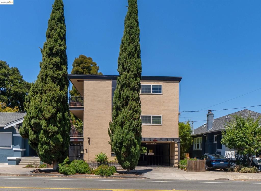 Attached, Exterior, Facade, Modern