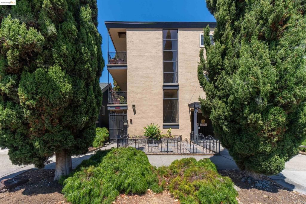 Exterior, Facade, None