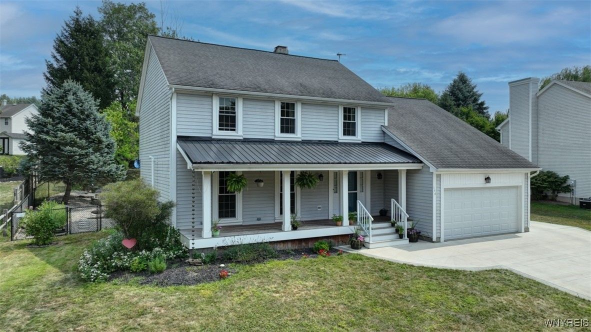 Attached, Exterior, Facade, Cape Cod