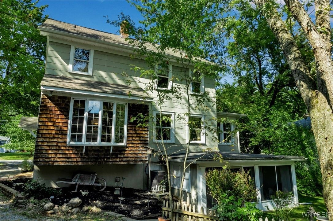 Exterior, Facade, American Foursquare