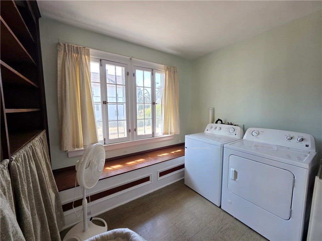 Interior, Washer, Wood Texture Flooring