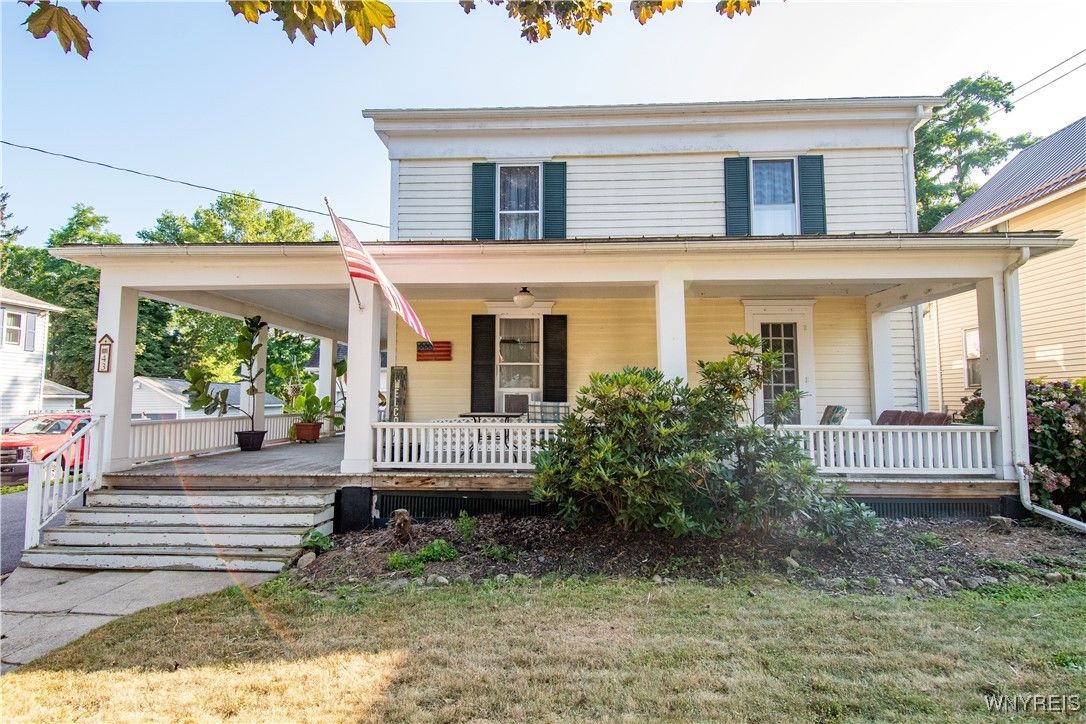 Exterior, Facade, American Foursquare