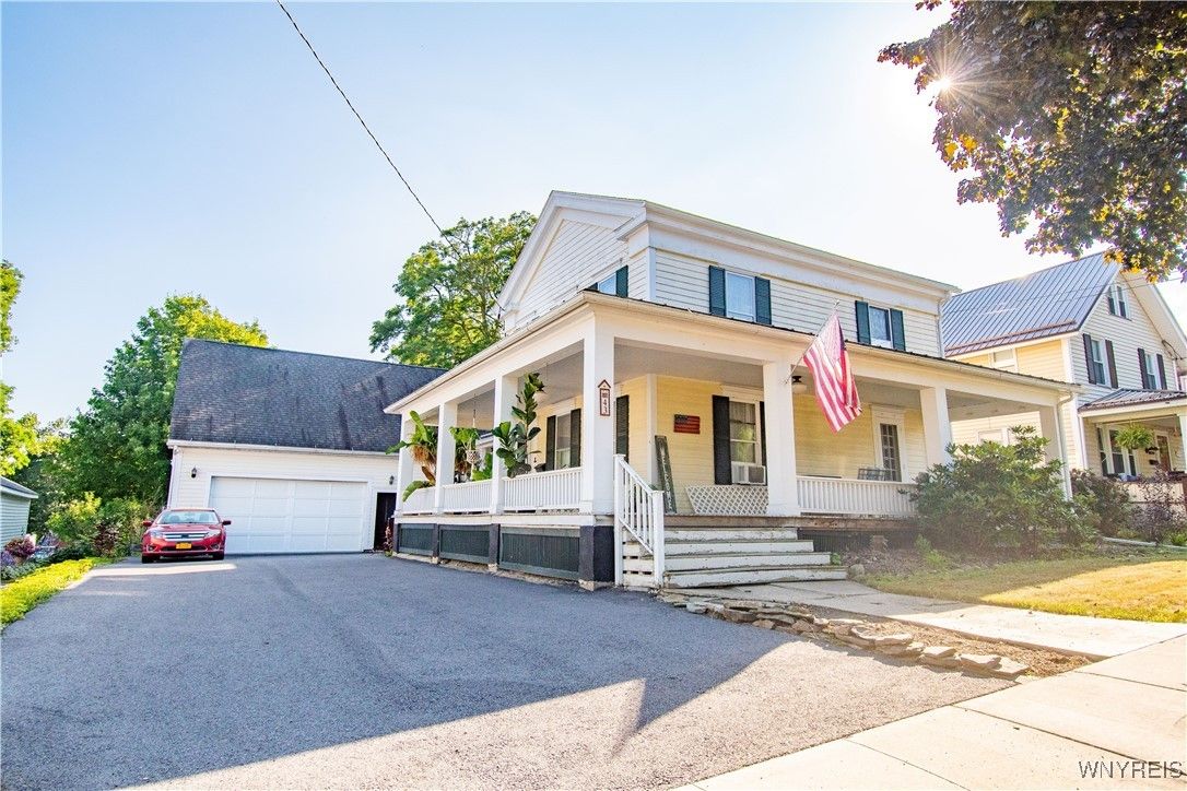 Attached, Exterior, Facade, Queen Anne Victorian