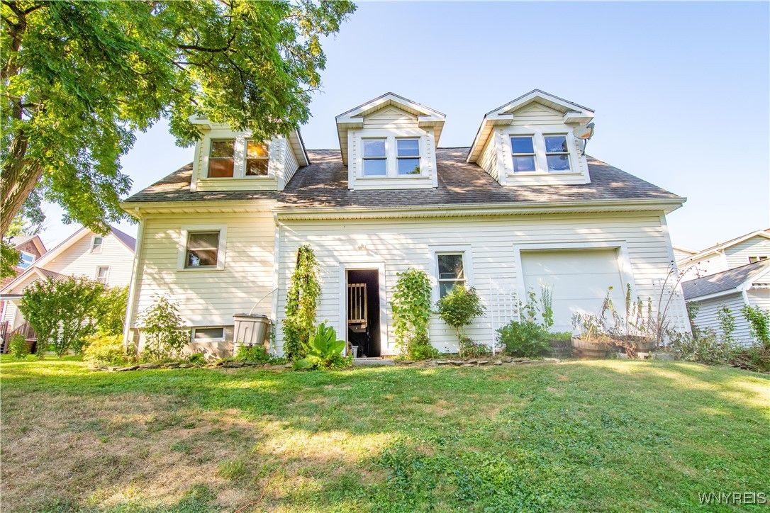 Attached, Exterior, Facade, Cape Cod