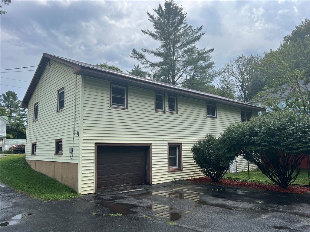 Attached, Exterior, Facade, Raised Ranch