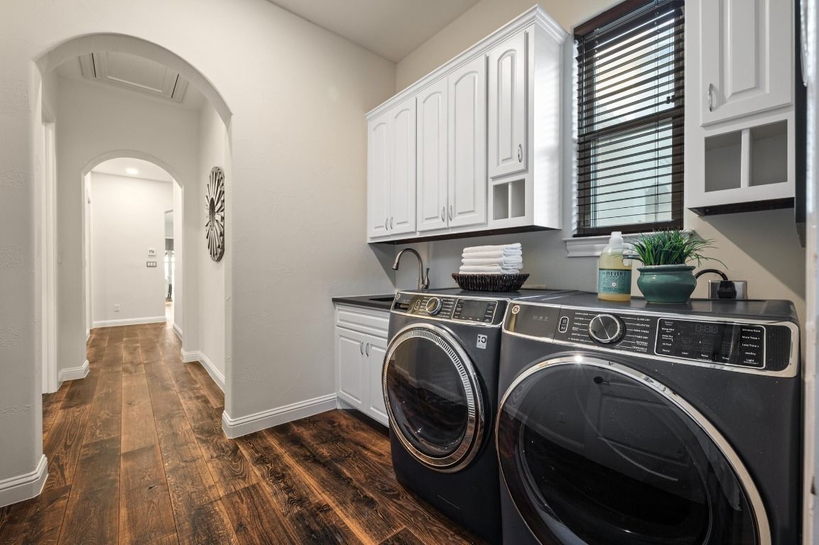 Interior, Washer, Wood Texture Flooring