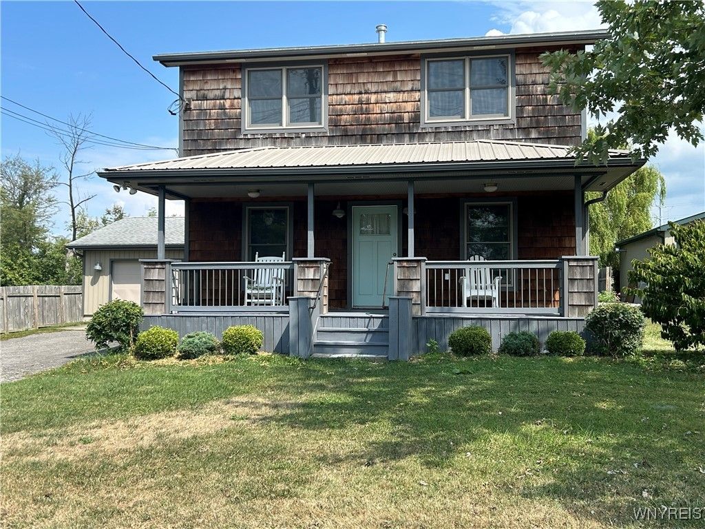 Exterior, Facade, American Foursquare