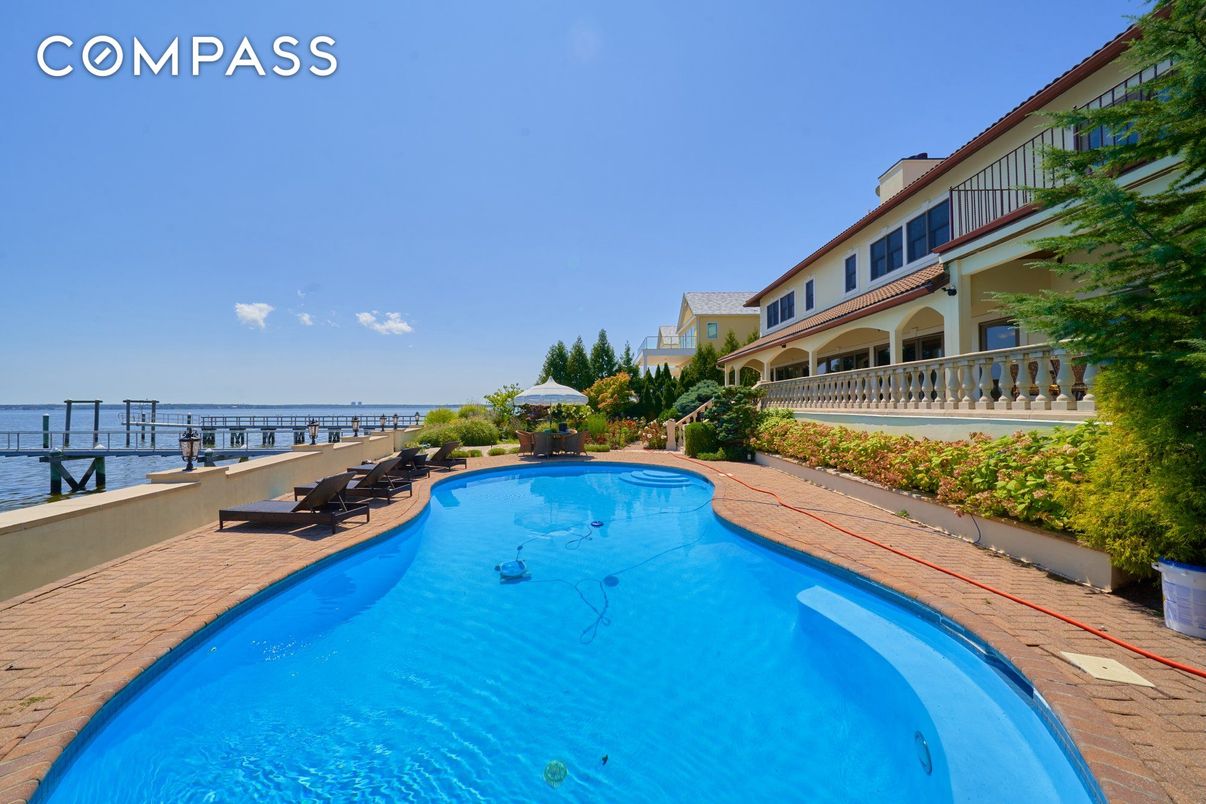 Exterior, Pool, Water