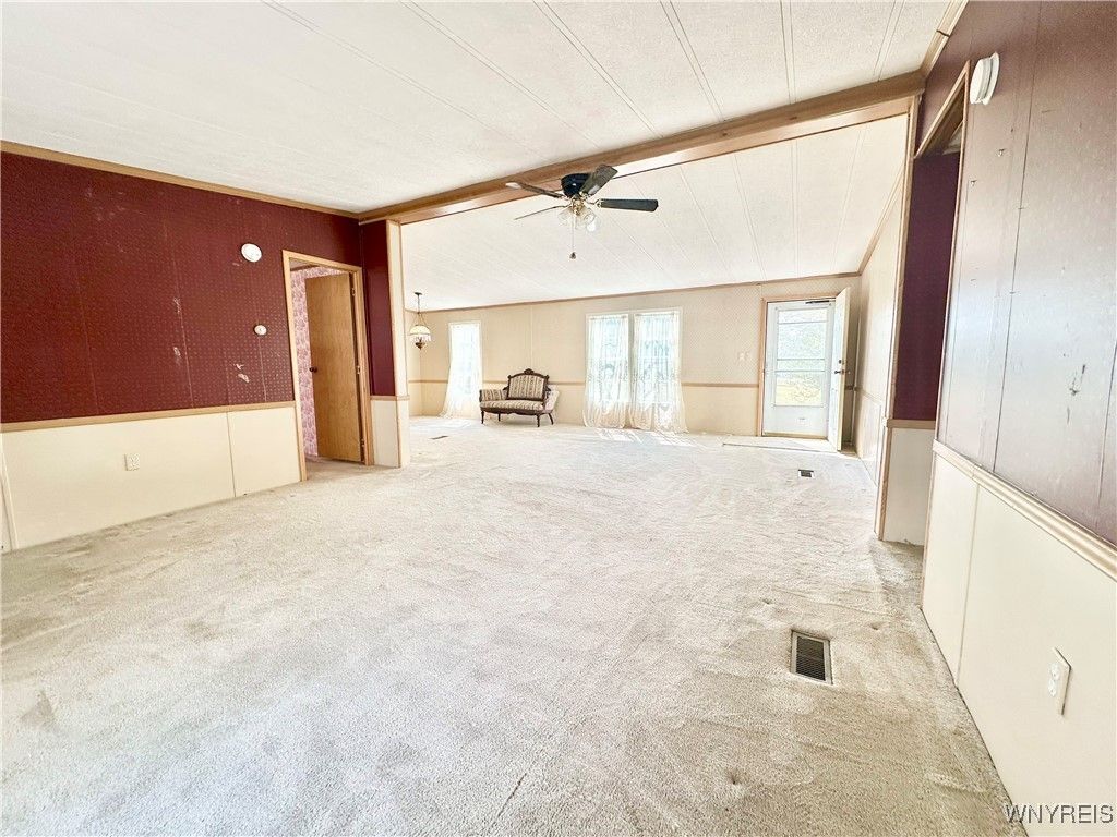 Empty room, Interior