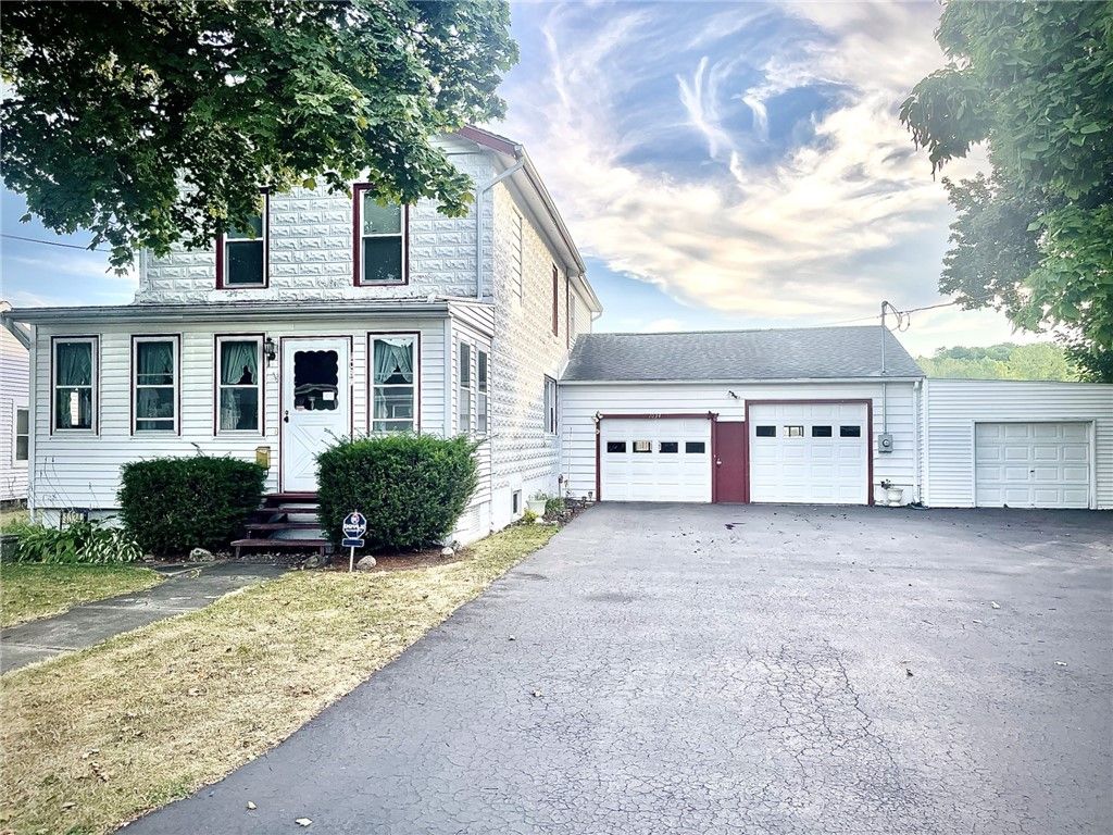 Attached, Exterior, Facade, Cape Cod