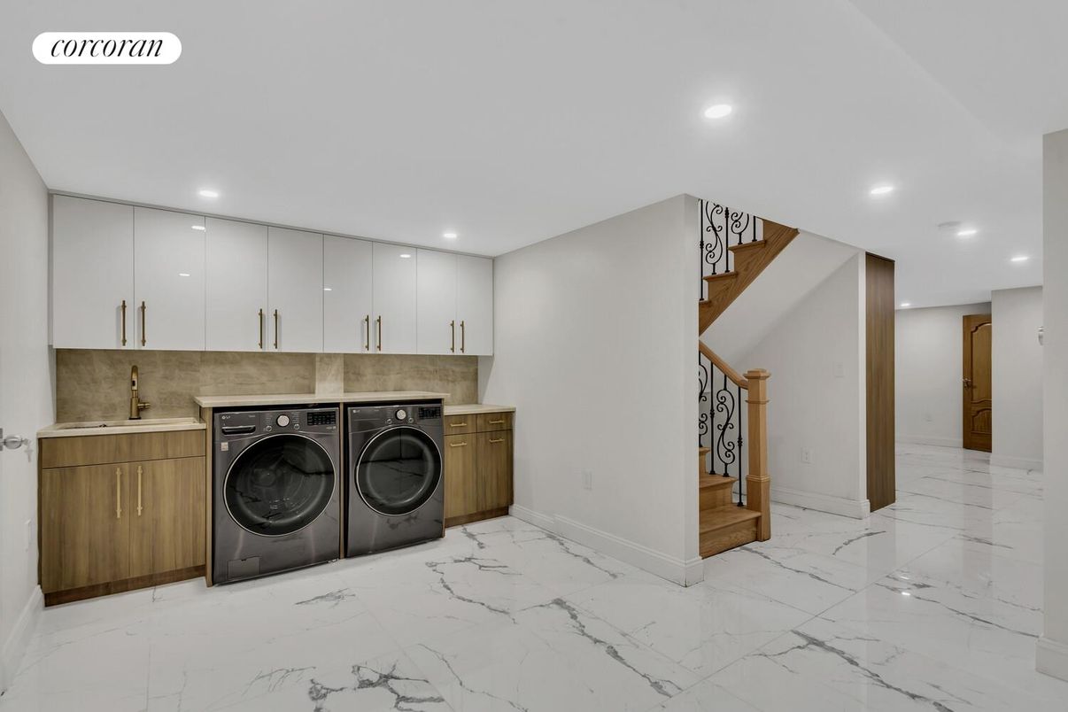 Interior, Marble, Recessed Lighting, Washer