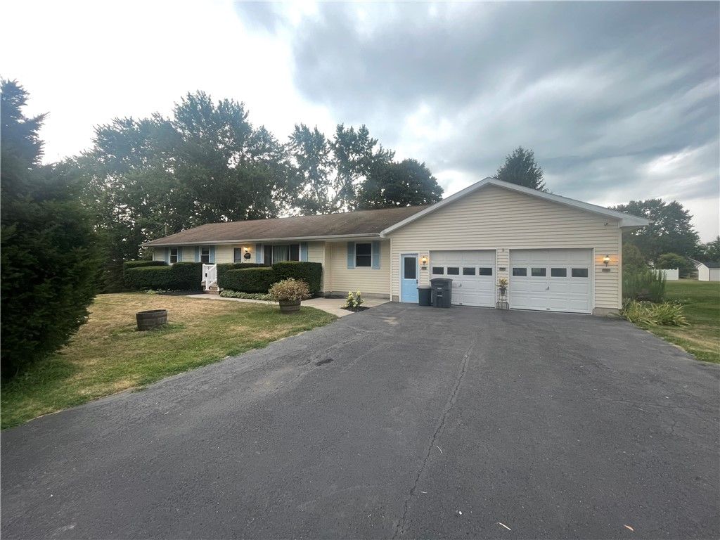 Attached, Exterior, Facade, Ranch