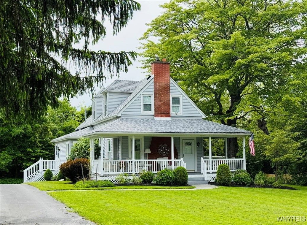 Exterior, Facade, Queen Anne Victorian
