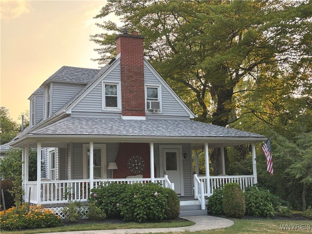 Exterior, Facade, Queen Anne Victorian