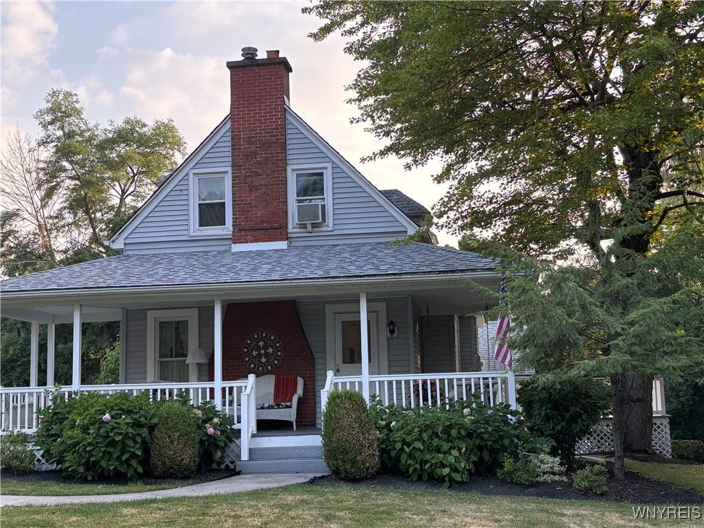 Exterior, Facade, Queen Anne Victorian