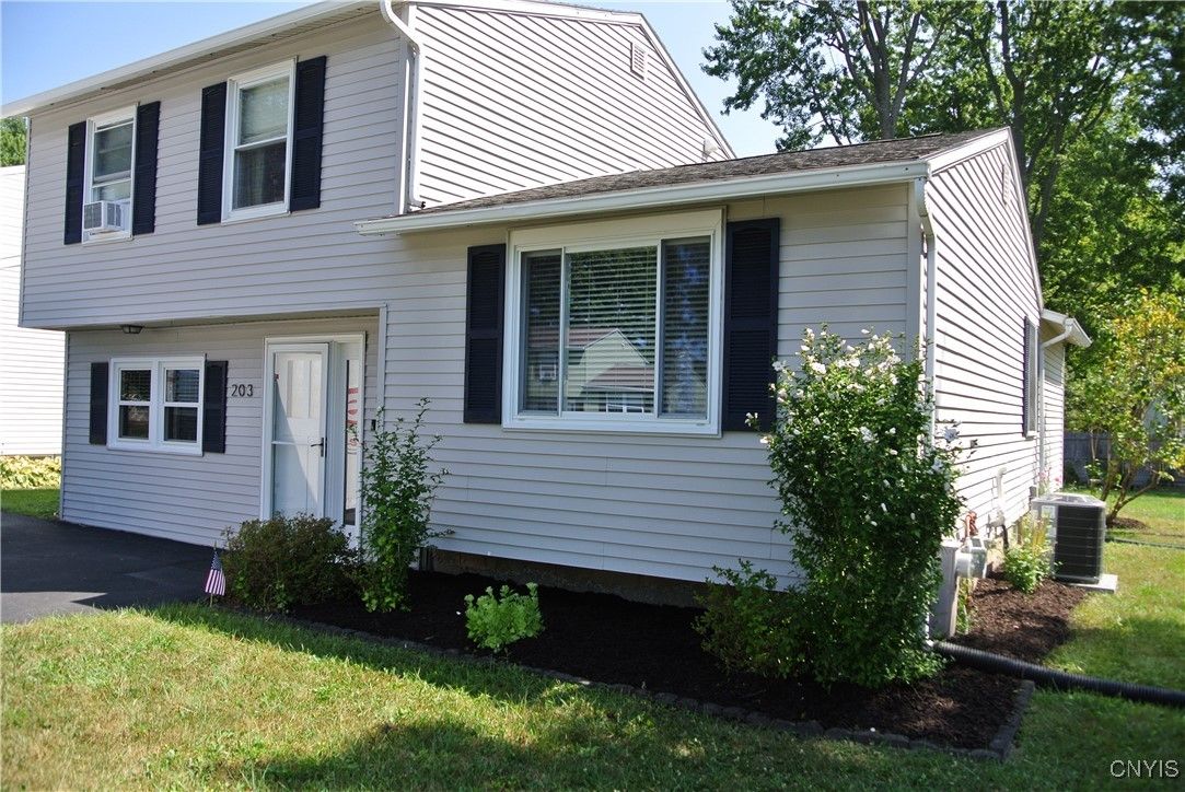 Exterior, Facade, Raised Ranch