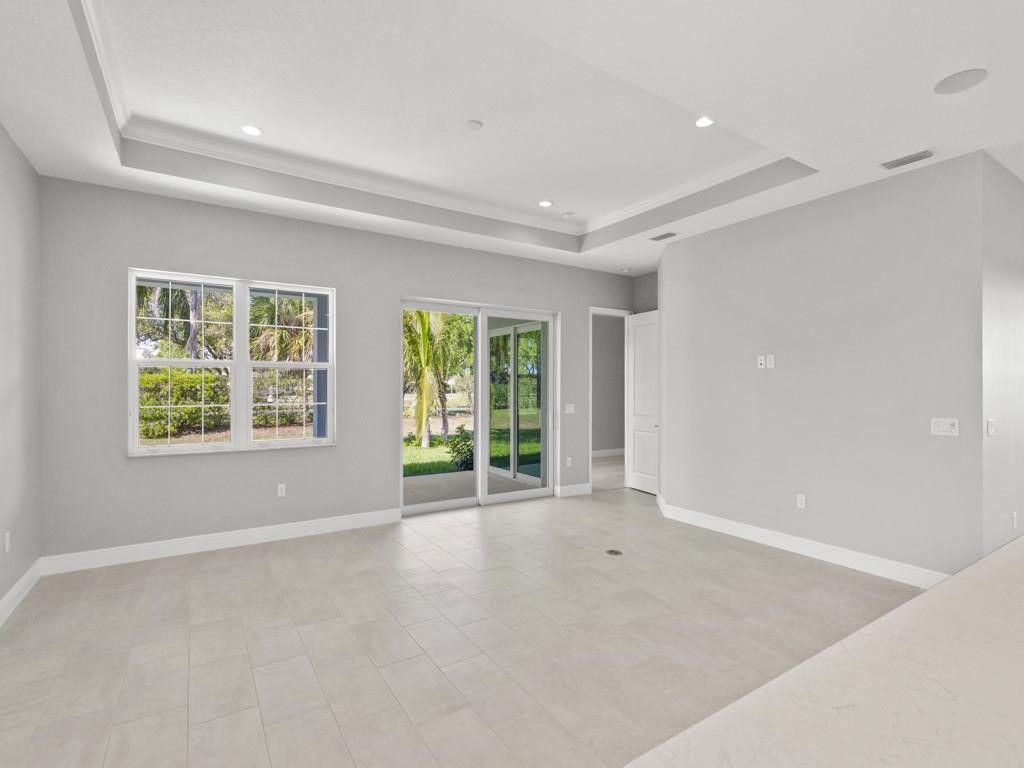 Empty room, Interior, Recessed Lighting