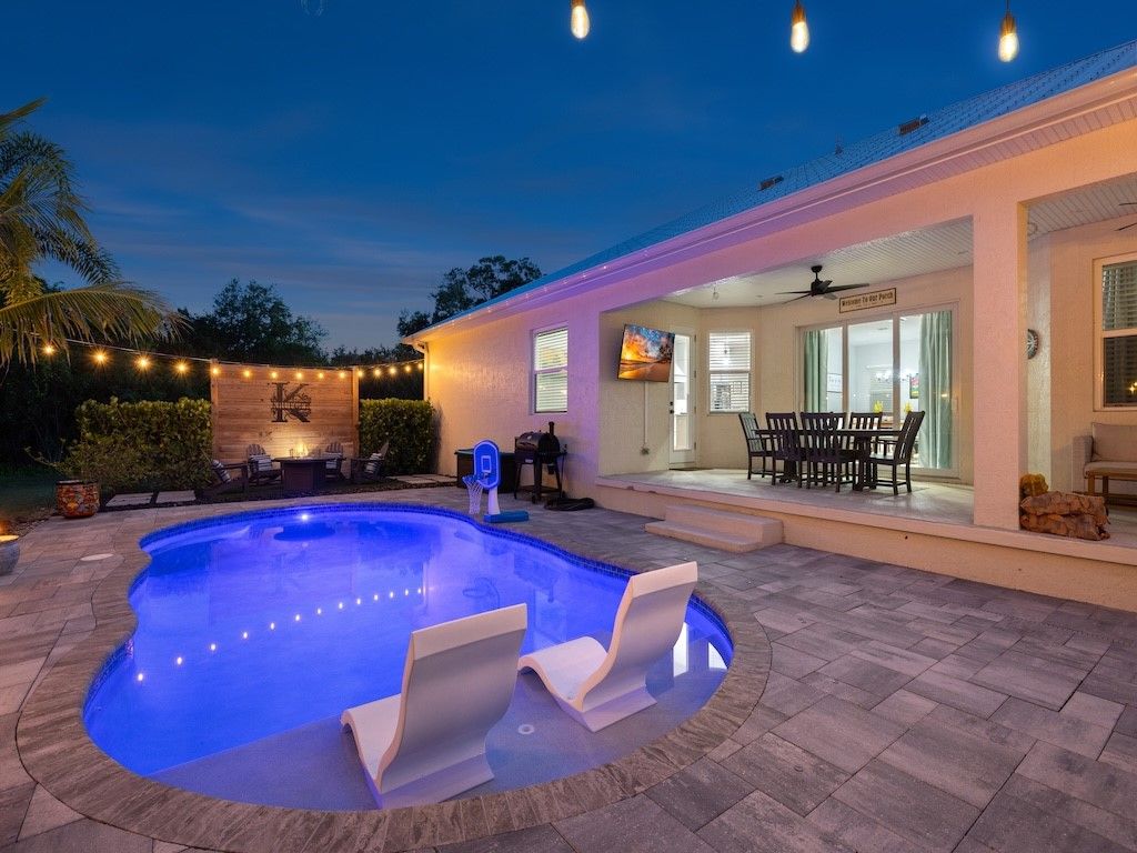 Exterior, Pool