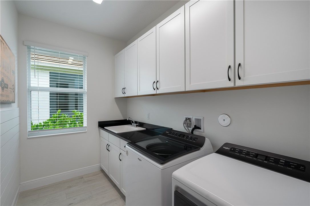 Interior, Washer, Wood Texture Flooring