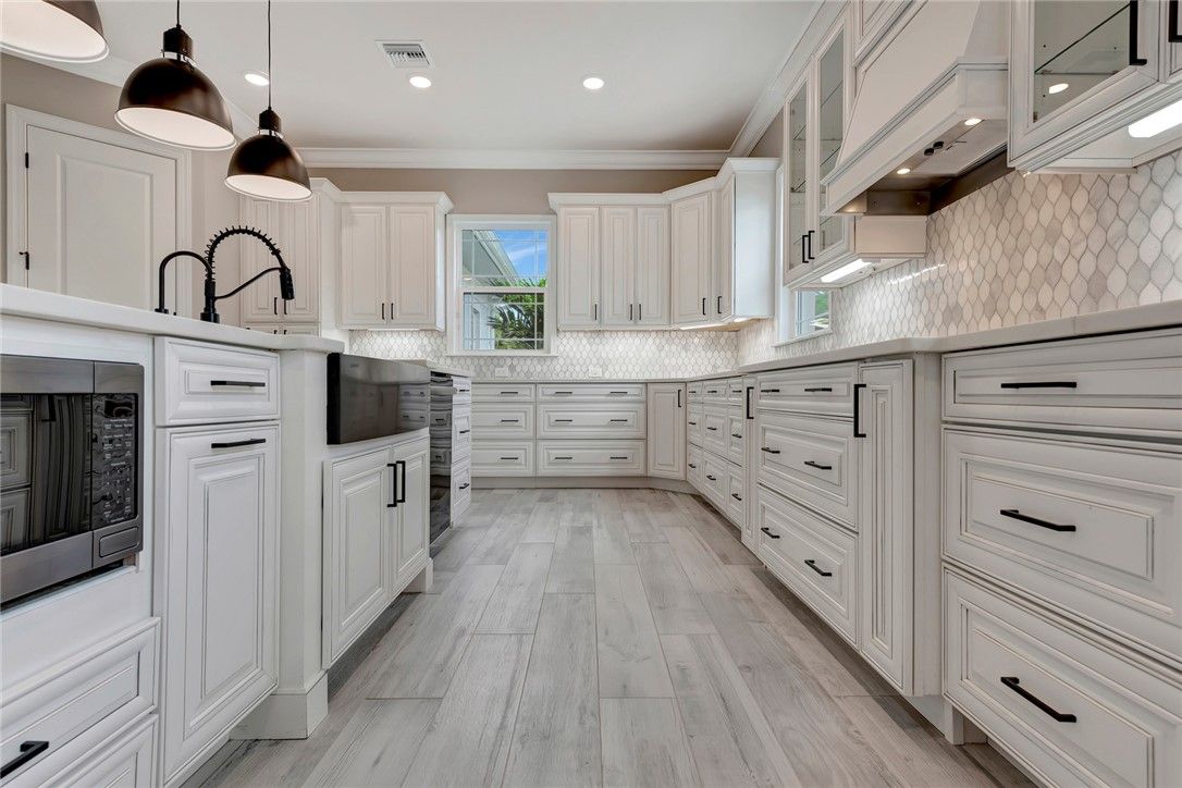 Interior, Kitchen, Pendant Lights, Recessed Lighting, Wood Texture Flooring