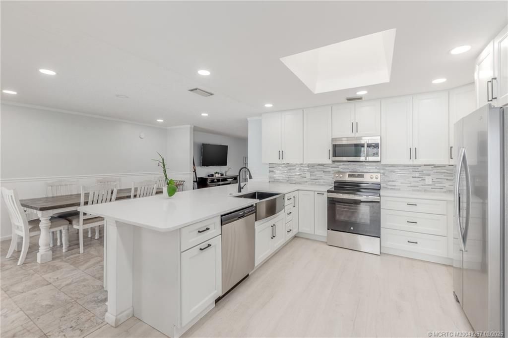 Dining room, Interior, Kitchen, Marble, Recessed Lighting, Stainless Steel Appliances