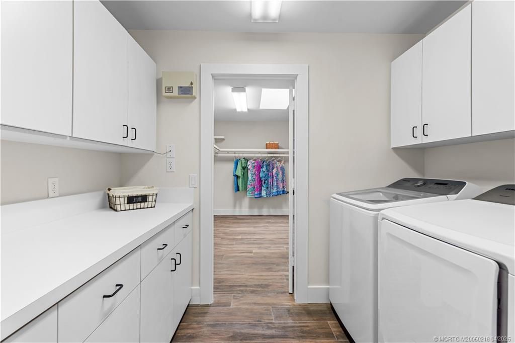 Interior, Washer, Wood Texture Flooring
