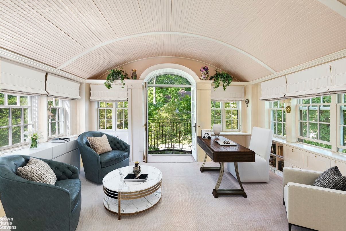 Home Office, Interior