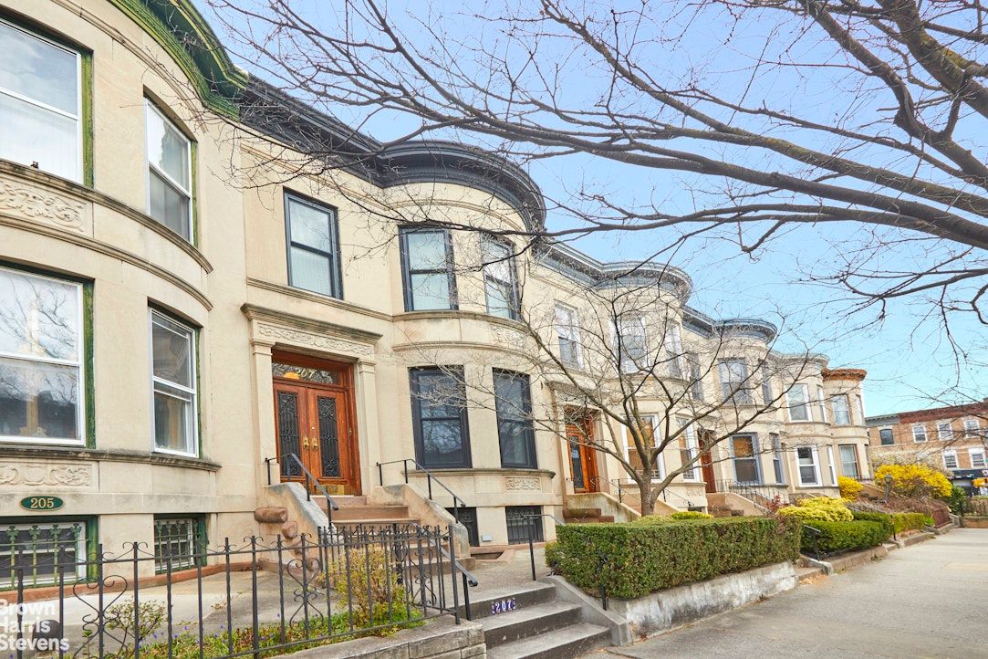 Exterior, Facade, Brownstone