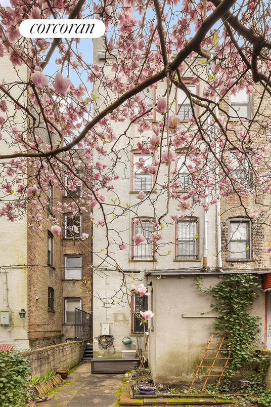 Exterior, Facade, Rowhouse