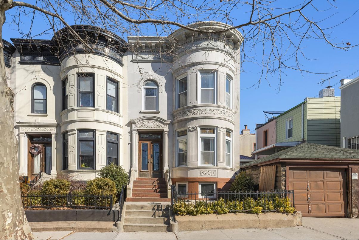 Attached, Exterior, Facade, Brownstone