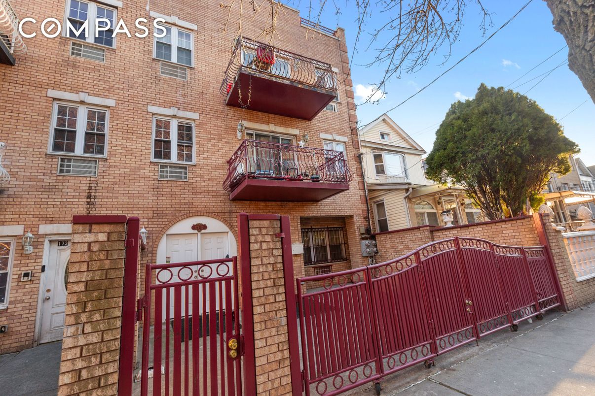 Exterior, Facade, Brick Facade, Rowhouse