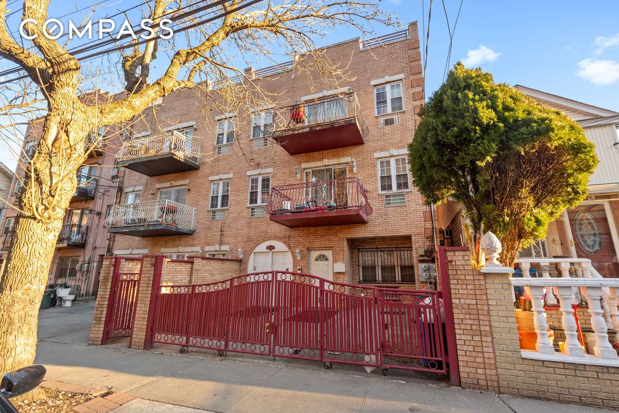 Exterior, Facade, Brick Facade, Rowhouse