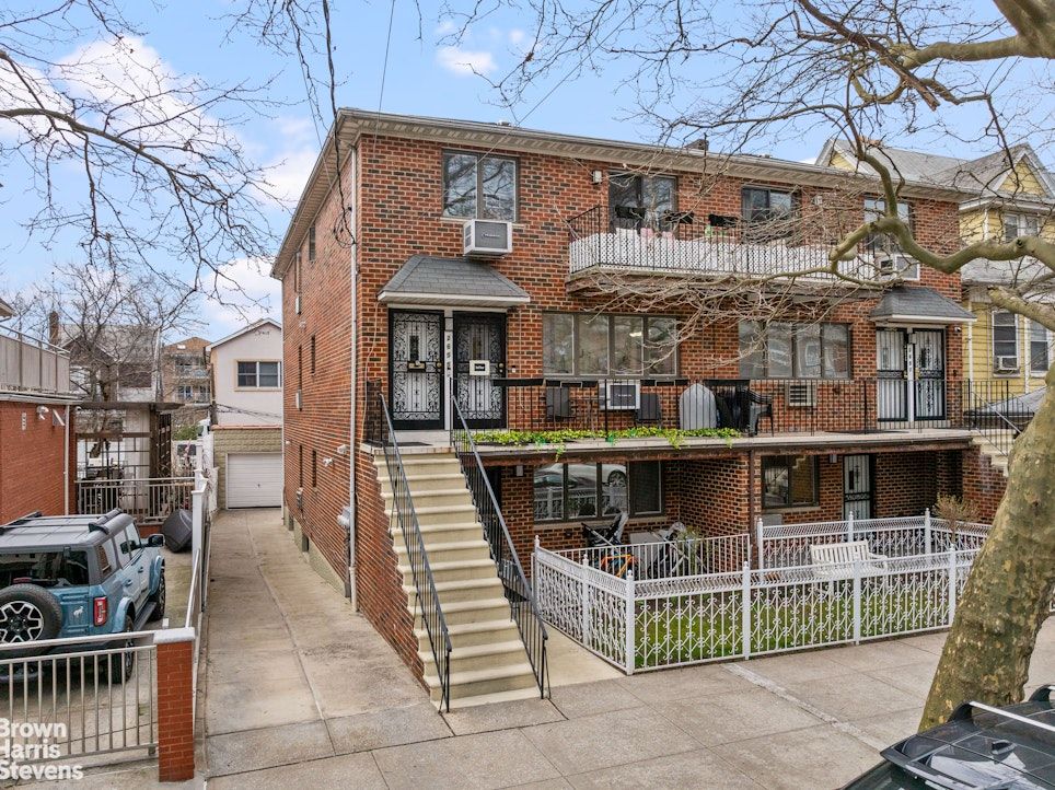 Exterior, Facade, Brick Facade, Rowhouse
